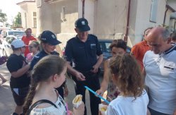 Policjanci z Komisariatu Policji w Sompolnie rozdają materiały prewencyjne