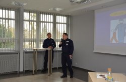Młodszy aspirant Sebastian Wiśniewski i starszy sierżant Mariusz Grądziel prezentują zagadnienie związane z tematyką debaty