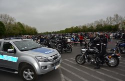 Uczestnicy zlotu motocyklowego oraz pojazdy służbowe Policji