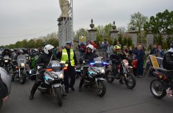 Policjanci podczas zabezpieczenia zlotu motocyklowego