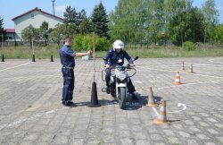 Policjant przygotowujący się do konkurencji jazdy motocyklem