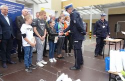 Naczelnik Wydziału Ruchu Drogowego Komendy Wojewódzkiej Policji w Poznaniu wręcza nagrodę