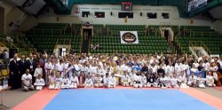 Uczestnicy zawodów sportowych w karate w Inowrocławiu