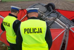 Policjanci podczas oględzin pojazdu