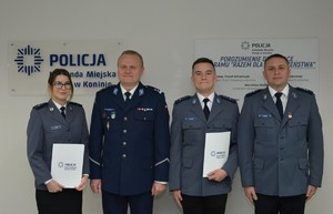 szef konińskiej policji na zdjęciu z mianowanymi i wyróżnionymi policjantami.